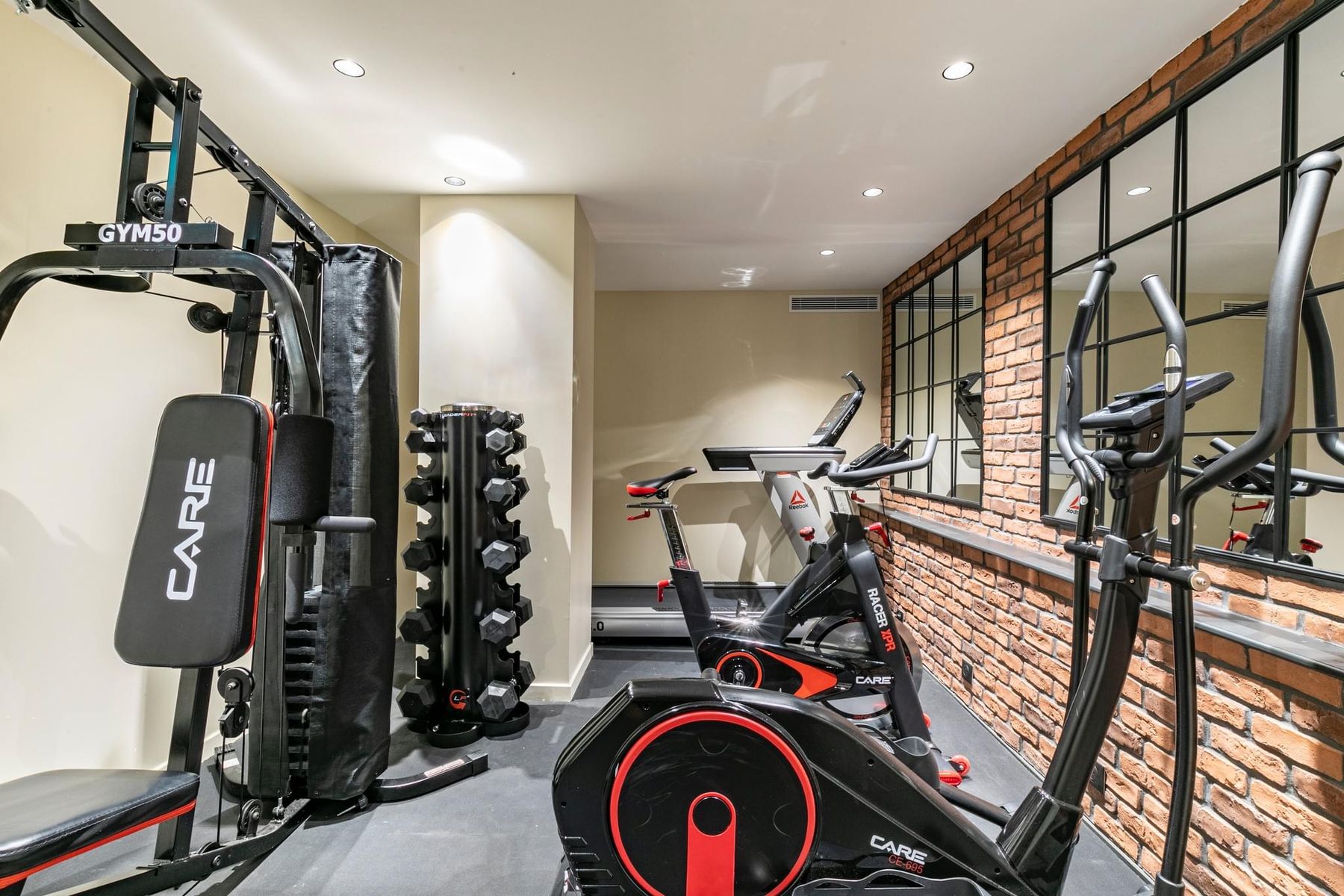 La salle de fitness, mur de briques et verrière